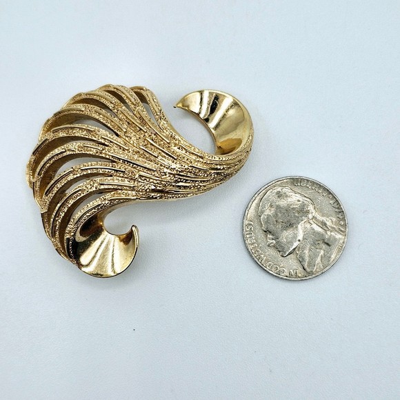 Crown Trifari Brooch Textured Goldtone Feathered Swirl Estate Pin Vintage - Picture 5 of 8